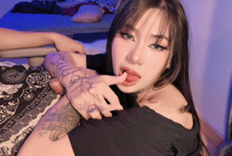 แหกหีโดนเอาควยยัดทุกรูที่มี ป้อนควยให้โม๊ค  [VK]